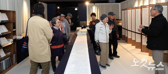 6일 서울 목동 CBS 사옥에서 열린 '2026 대한민국 성경필사전'을 찾은 신도들이 필사본을 관람하고 있다.  "기록된 말씀, 이어지는 믿음"이라는 주제로 열리는 '대한민국 성경필사전'의 관람은 무료로 진행되며, 평일은 오전 10시부터 오후 5시까지 운영된다. 월요일과 공휴일은 휴관이며, 일요일은 20인 이상 단체에 한해 예약제로 관람이 가능하다. 박종민 기자