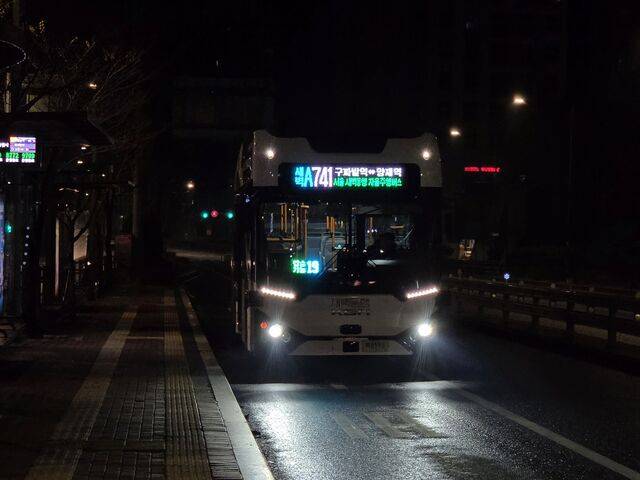 오전 3시30분에 첫 기착지인 구파발역 버스정류장에 진입하는 새벽동행 자율주행버스 ‘A741번’ 전면부.