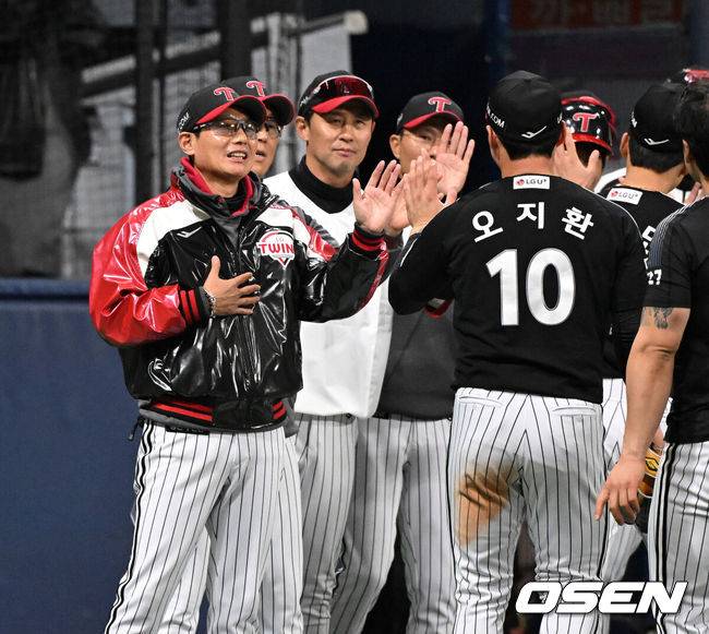 [OSEN=고척, 이대선 기자] 프로야구 LG 트윈스가 키움 히어로즈를 꺾고 위닝시리즈에 성공했다.LG는 5일 서울 고척 스카이돔에서 열린 2026 KBO리그 키움과 경기에서 6-5로 승리했다. LG는 선발 전원 안타 기록을 세우며 승리, 4승4패 승률 5할을 맞췄다. 키움은 2승 6패가 됐다.경기 종료 후 LG 염경엽 감독이 오지환과 승리의 기쁨을 나누고 있다. 2026.04.05 /sunday@osen.co.kr