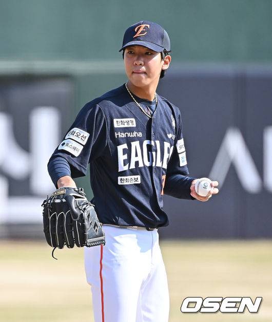 한화 이글스 황준서는 5일 서울 잠실구장에서 열린 2026 신한 SOL KBO리그 두산 베어스와의 원정경기에서 선발투수로 등판해 4⅓이닝 3피안타 2볼넷 7탈삼진 2실점을 기록했다. OESN DB