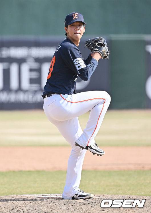 한화 이글스 황준서는 5일 서울 잠실구장에서 열린 2026 신한 SOL KBO리그 두산 베어스와의 원정경기에서 선발투수로 등판해 4⅓이닝 3피안타 2볼넷 7탈삼진 2실점을 기록했다. OESN DB