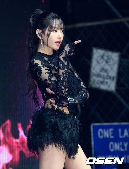 [OSEN=지형준 기자] 6일 서울 용산구 블루스퀘어 우리WON뱅킹홀에서 가수 KISS OF LIFE(키스오브라이프) 새 싱글 발매 쇼케이스가 열렸다.KISS OF LIFE(키스오브라이프)의 새 싱글 'Who is she'는 제목처럼 단순하지만 상징적인 질문을 주제로 지금까지 이들을 둘러싼 질문과 시선을 관통하는 '아티스트로서의 본질'에 집중했다. 'Who is she'와 'Don't mind me' 두 곡이 수록된 이번 앨범은 하나의 흐름을 만들어내며 이들만의 고유한 매력을 더욱 돋보이게 만든다.키스오브라이프 나띠가 포토타임을 하고 있다. 2026.04.06&nbsp;/ jpnews@osen.co.kr