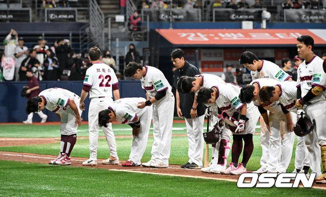 [OSEN=고척, 이대선 기자] 5일 서울 고척스카이돔에서 2026 신한 SOL KBO리그 키움 히어로즈와 LG 트윈스의 경기가 열렸다. 이날 키움은 와일스, LG는 톨허스트를 선발로 내세웠다. 경기 종료 후 키움 선수들이 관중석을 향해 인사를 하고 있다. 2026.04.05 /sunday@osen.co.kr