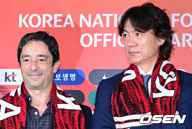 [OSEN=지형준 기자] 홍명보 감독이 이끄는 축구대표팀이 26일 오전 서울 종로구 신문로 축구회관에서 2026 FIFA 북중미 월드컵 3차 예선 명단발표 기자회견이 열렸다.축구대표팀은 오는 9월 5일 서울월드컵경기장에서 팔레스타인을 상대로 예선 1차전을 치른다. 10일 오만에서 원정 2차전을 이어간다.주앙 아로소 수석 코치, 홍명보 감독이 포토타임을 하고 있다. 2024.08.26 / jpnews@osen.co.kr
