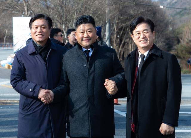 ▲더불어민주당 방진영 대전시의원(유성구2)이 오는 6월 지방선거 재선 출마를 공식 선언했다. 왼쪽부터 조승래 국회의원, 방진영 대전시의원, 허태정 대전시장 예비후보 ⓒ방진영 대전시의원