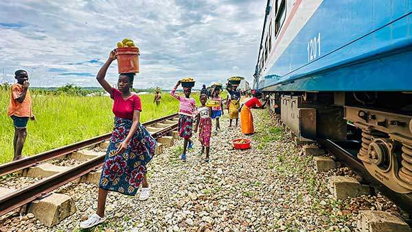 타자라 열차가 멈추자 망고를 머리에 이고 달려온 현지인들. 이들에게 산 망고는 내 생애 가장 많은, 그리고 가장 맛있는 망고였다.