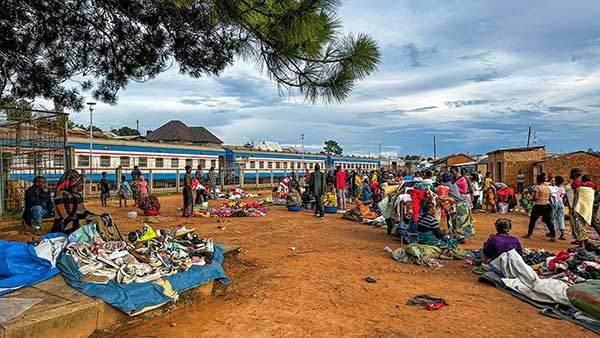 열차가 멈추는 곳마다 즉석 시장이 열린다. 승객과 상인이 뒤섞이며 역전은 순식간에 활기를 띤다.