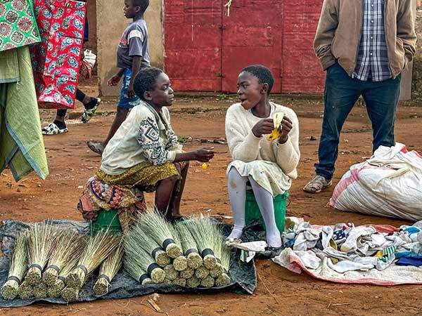 물건을 파는 일은 뒤로 미룬 채 오랜만에 만난 이웃과 수다에 빠진 상인들. 이곳에서 열차는 장터인 동시에 사랑방이다.