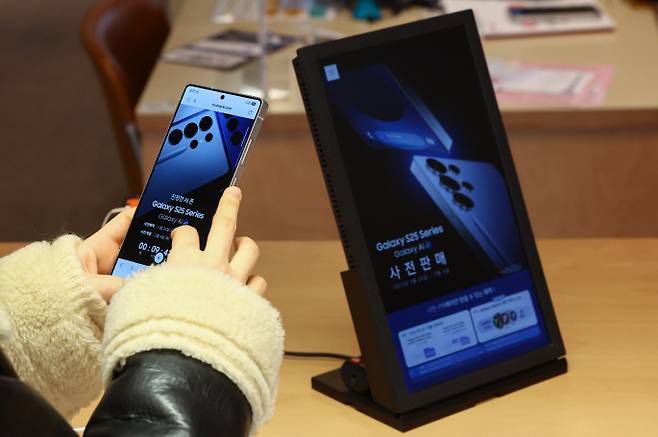 [삼성전자 갤럭시 S25 시리즈 사전판매 시작을 하루 앞둔 2025년 1월 23일 서울 마포구 kt플라자 홍대애드샵플러스점에서 직원이 갤럭시 S25를 조작하고 있다. (연합뉴스 자료사진)]