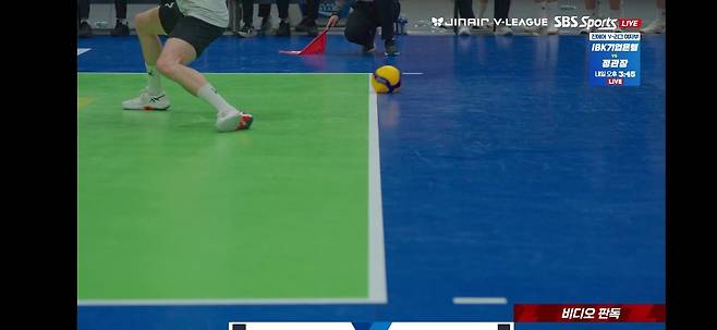 지난해 12월27일 수원체육관에서 열린 현대캐피탈과 한국전력의 3라운드 맞대결 4세트 23-18 한국전력 리드 상황. 한국전력 베논의 라이트 공격이 엔드라인 근처로 떨어졌다. 원심은 아웃. 그러나 판독 결과 인으로 뒤집혔다. 챔프전 2차전 두 상황보다 훨씬 더 명확하게 아웃이라고 할 수 있는 상황도 인으로 판독되는 게 KOVO 로컬룰의 현실이다.