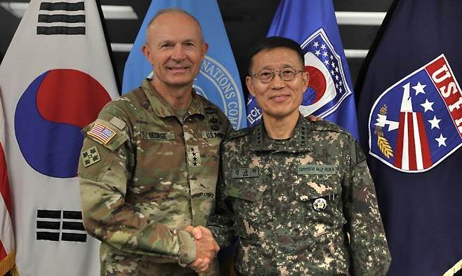 지난 2025년 9월 경기 평택 캠프 험프리스를 방문한 랜디 조지 미&nbsp;육군참모총장(왼쪽)이 김규하&nbsp;육군참모총장과 기념 촬영을 하고 있다. 세계일보 자료사진