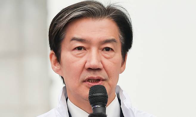 조국 조국혁신당 대표가 6일 오전 서울 종로구 광화문광장 이순신 동상 앞에서 열린 최고위원·의원단 연석회의에서 발언하고 있다. 뉴스1