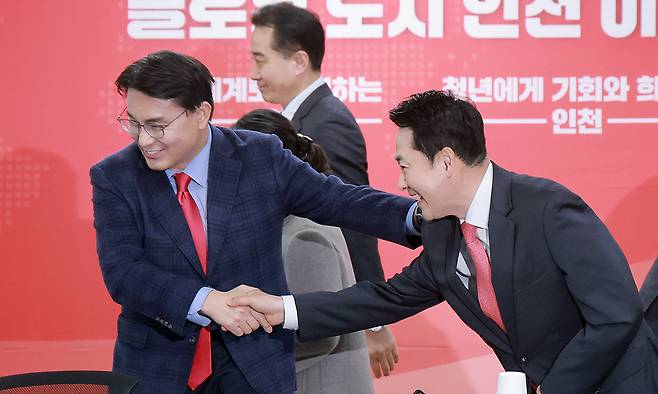국민의힘 장동혁 대표가 6일 인천 남동구 인천시당에서 열린 현장 최고위원회의에 참석해 같은 당 윤상현 의원과 인사하고 있다. 연합뉴스