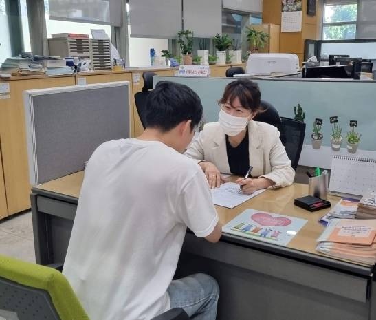 한 청년이 서울 관악구 1인가구 전월세 안심계약 도움 서비스를 통해 상담받고 있다. 관악구 제공