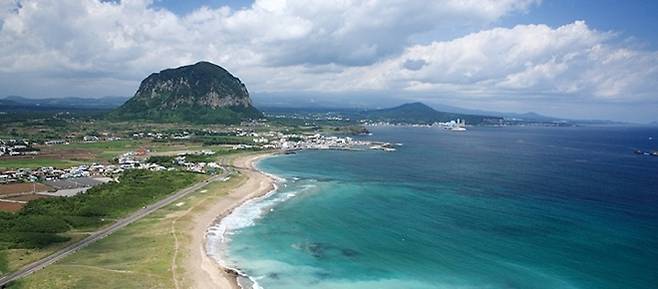 유네스코 세계지질공원 산방산. 제주도 세계유산본부 제공