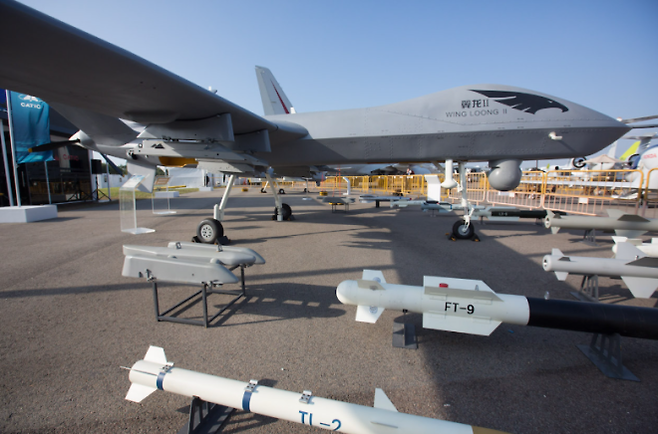 중국제 드론 왕룽 2와 무장 가능한 무기들