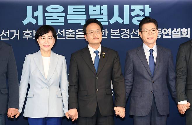 더불어민주당 전현희, 박주민, 정원오 서울시장 예비후보가 5일 서울 여의도 중앙당사에서 열린 서울시장 본경선 후보자 합동연설회에 앞서 기념 촬영을 하고 있다. 연합뉴스