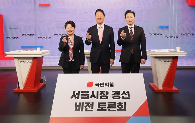국민의힘 서울시장 예비후보들이 31일 서울 중구 TV조선 스튜디오에서 열린 국민의힘 6·3 지방선거 서울특별시장 후보자를 가리기 위한 비전 토론회에서 기념 촬영을 하고 있다. 왼쪽부터 윤희숙, 오세훈, 박수민 예비후보. 뉴스1