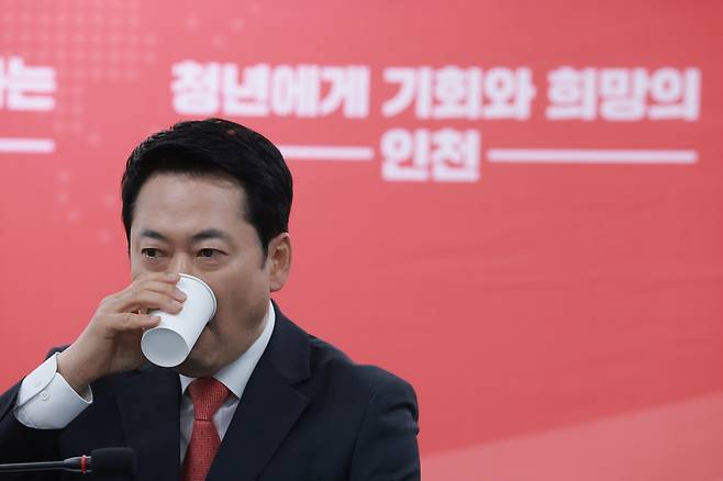 장동혁 국민의힘 대표가 6일 인천 남동구 인천시당에서 열린 현장 최고위원회의에 참석해 물을 마시고 있다. 연합뉴스