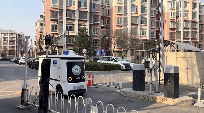 지난달 16일 네오릭스의 무인 물류차가 베이징 다싱구 이좡(亦庄) 경제기술개발구 외곽의 한 아파트 단지를 빠져나가고 있다. 사진=정다은 기자