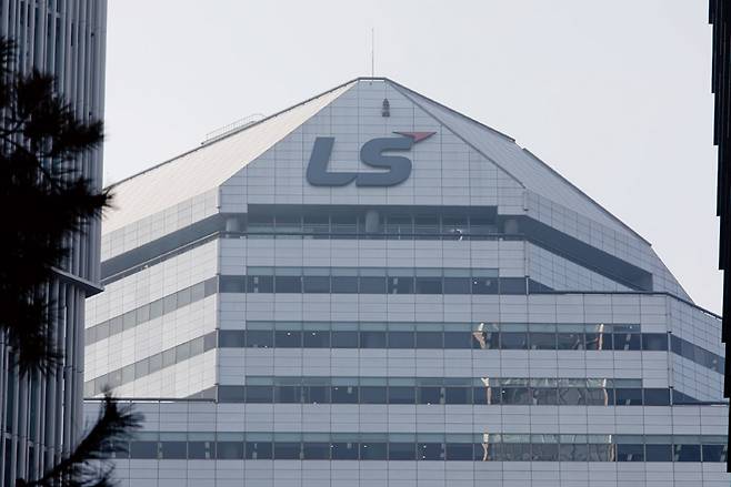 공정거래위원회는 LS MnM(옛 LS니코동제련)이 전기동을 판매하는 과정에서 계열사인 LS글로벌에 부당이익을 제공했다고 보고 LS·LS MnM·LS글로벌 등 3사에 183억2500만원의 과징금을 최근 부과했다. 사진은 서울 용산구 LS빌딩 ⓒ시사저널 이종현