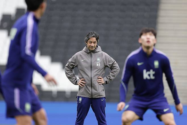 주앙 아로소 대표팀 수석코치가 지난달 말 영국 밀턴킨스에서 진행된 팀 훈련을 여유로운 표정으로 지켜보고 있다. 사진제공|대한축구협회
