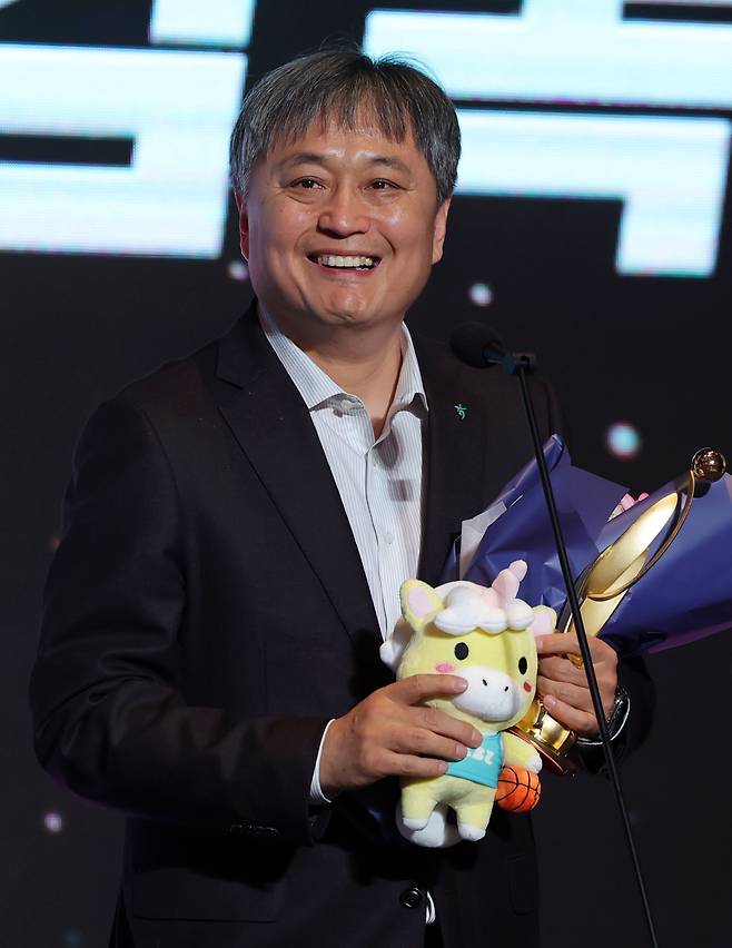 이상범 하나은행 감독이 6일 서울드래곤시티서 열린 여자프로농구 정규리그 시상식서 지도상을 수상한 뒤 환하게 웃고 있다. 서울|뉴시스