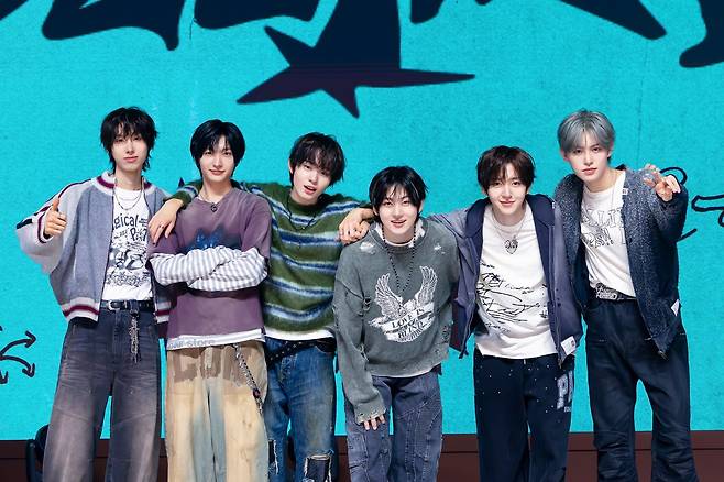 그룹 킥플립이 6일 4번째 미니 앨범 ‘마이 퍼스트 킥’을 들고 돌아왔다. 새 앨범에 수록된 전곡의 제작에 참여하며 ‘프로듀싱돌’로서의 정체성을 각인시켰다. 사진제공|JYP엔터테인먼트