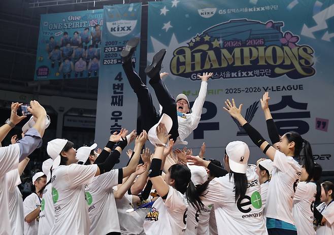 GS칼텍스 선수들이 5일 장충체육관에서 끝난 2025~2026 V리그 챔피언결정전 3차전에서 한국도로공사를 꺾고 3연승으로 우승한 뒤 이영택 감독(가운데 위)을 헹가래 치고 있다. 연합뉴스