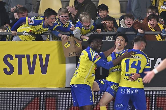 신트트라위던 미드필더 마쓰자와 카이토(가운데)가 지난 3월 8일 벨기에 신트트라위던 다이오 와사비 스타이언 스타디움에서 열린 세르클 브뤼헤와의 프로리그 경기에서 팀의 두 번째 골을 넣은 뒤 동료들과 기뻐하고 있다. AFP