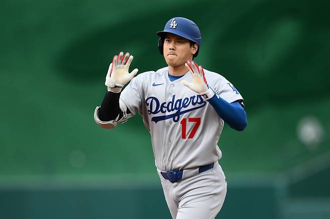 LA 다저스 오타니 쇼헤이가 6일 워싱턴전에서 3회초 선제 홈런을 날린 뒤 세리머니하며 그라운드를 돌고 있다. AP연합뉴스