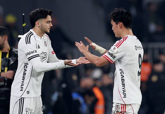 후반 45분 교체되는 오현규(오른쪽).    이스탄불 | 로이터연합뉴스