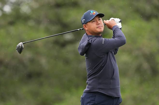 김시우가 6일 미국 텍사스주 샌안토니오의 TPC 샌안토니오에서 열린 PGA투어 발레로 텍사스오픈 최종 라운드 도중 2번 홀에서 티샷을 하고 있다. 게티이미지코리아