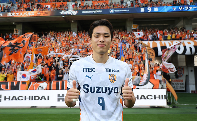 시미즈 오세훈이 5일 나가사키전에서 승리한 뒤 포즈를 취하고 있다. 시미즈 SNS