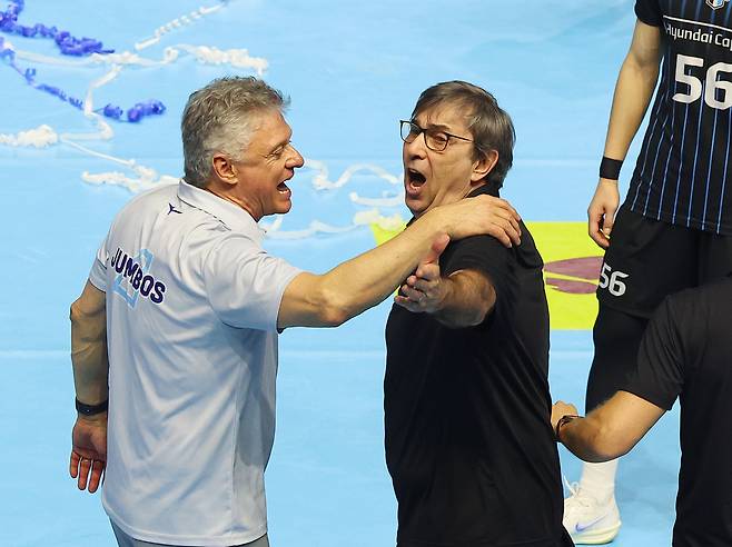 필립 블랑 현대캐피탈 감독(오른쪽)이 지난 4일 인천 계양체육관에서 열린 대한항공과 프로배구 2025~2026 V리그 남자부 챔피언결정전 2차전에서 패한 뒤 비디오 판독과 관련해 심판에 항의하고 있다. 연합뉴스