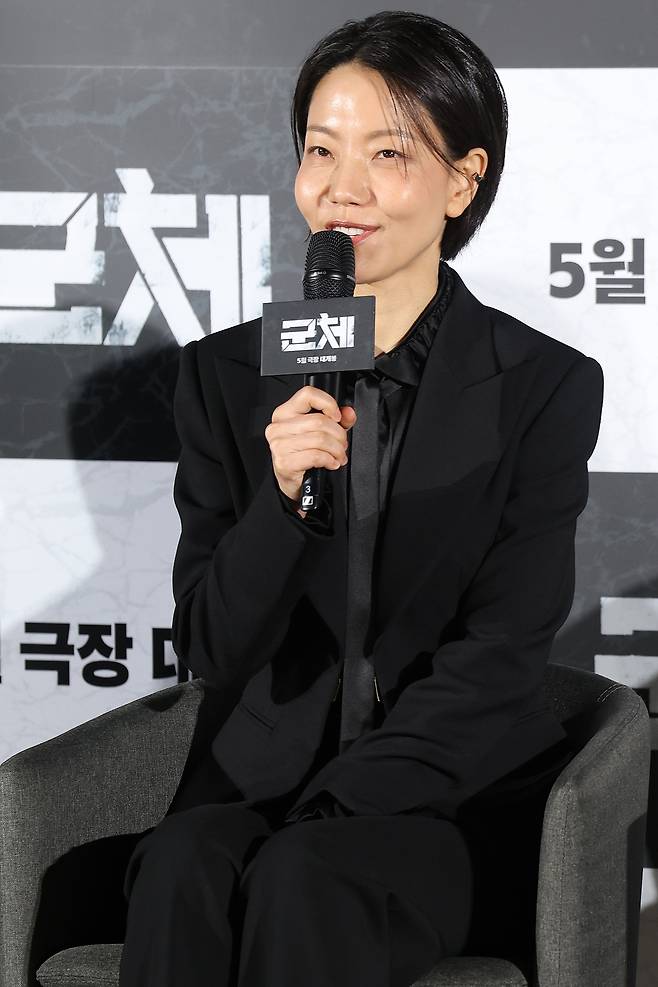 배우 김신록이 6일 서울 용산구 CGV용산아이파크몰에서 열린 영화 ‘군체’ 제작보고회에서 인사말을 하고 있다. 연합뉴스