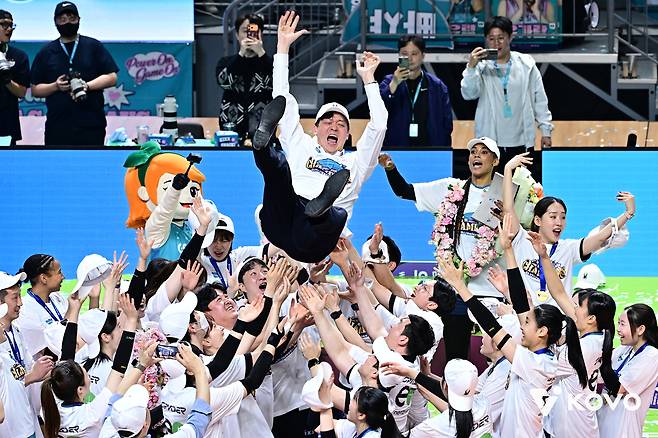 선수들의 헹가래를 받는 이영택 GS칼텍스 감독. KOVO 제공
