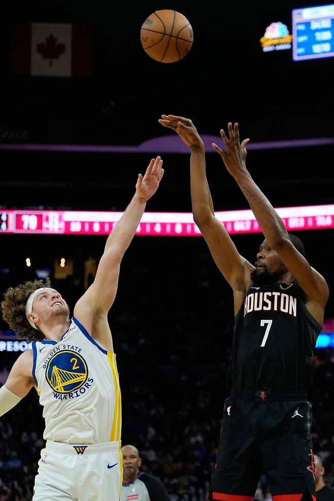 케빈 듀란트(오른쪽)가 6일 미국 캘리포니아주 샌프란시스코의 체이스 센터에서 열린 골든스테이트 워리어스와 2025~2026 미국프로농구 정규리그 원정 경기에서 슛을 던지고 있다. 샌프란시스코 | AP연합뉴스