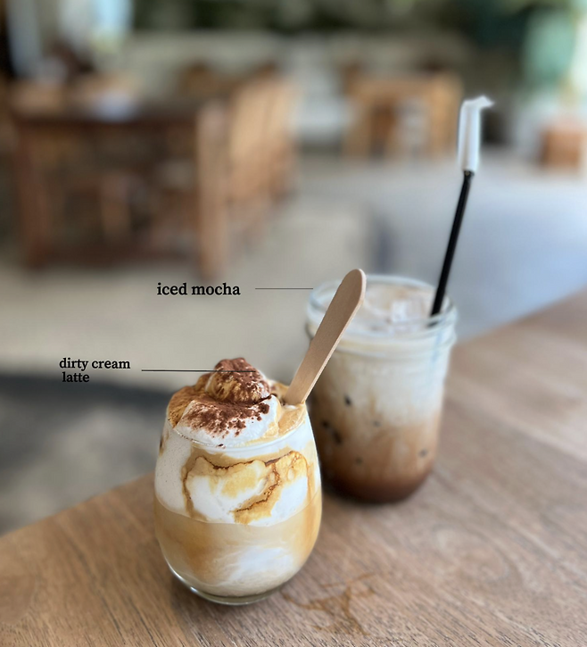 인기메뉴인 시그니처 더티 크림 라떼와 아이스모카. 사진제공|바탐관광청(Batam Tourism) /@hoodscoffee