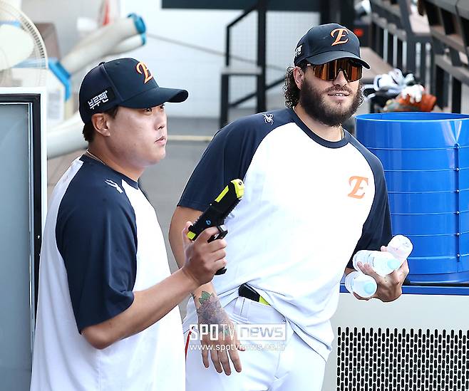 ▲ 류현진과 남다른 우애를 과시했던 폰세는 류현진과 같은 수술방을 쓸 가능성이 높아진 상황이다 ⓒ곽혜미 기자