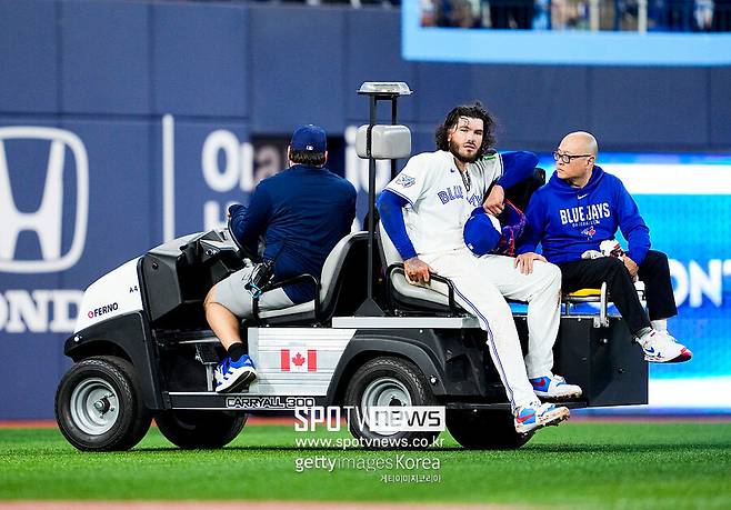 ▲ 폰세는 3월 31일(한국시간) 로저스센터에서 열린 콜로라도 로키스와 경기에 선발 등판했으나 3회 수비 도중 오른 무릎을 다쳐 경기를 조기에 마감했다. 2.1이닝 동안 좋은 투구 내용을 펼쳤지만 당분간은 이것이 마지막 등판이 될 가능성이 커졌다.