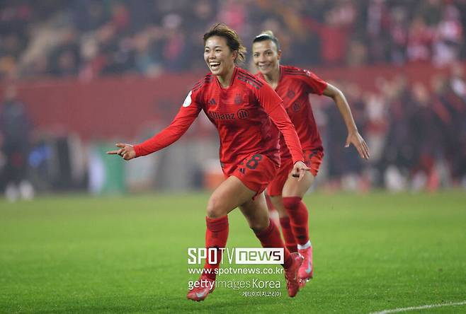 ▲ 독일 바이에른 뮌헨 소속인 다니카와 모모코는 2022년 U-17 여자 월드컵을 통해 이름을 알린 뒤 빠르게 성장했다. 특히 2024년 스웨덴 로젠고르드 임대 시절 16골을 몰아쳐 결정력을 입증했고, 뮌헨 복귀 후에도 주전으로 자리 잡았다. 향후 일본 여자축구를 이끌 윙어 유망주로 기대를 모으고 있다.