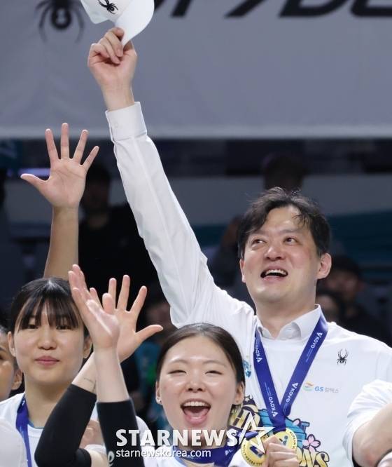 이영택(오른쪽) GS칼텍스 감독이 지난 5일 서울 장충체육관에서 열린 2025~26시즌 진에어 V-리그 여자부 챔피언결정전 3차전에서 한국도로공사를 꺾고 우승 후 선수들과 기뻐하고 있다. /사진=김진경 대기자