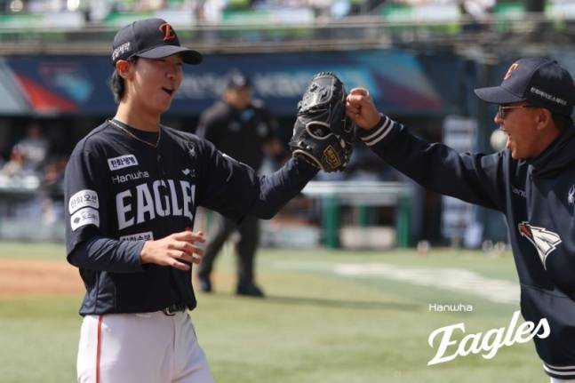 한화 이글스 황준서(왼쪽)가 5일 서울시 송파구 잠실구장에서 열린 두산 베어스와 2026 신한 SOL KBO리그 방문경기에 선발 등판해 이닝을 무실점으로 마치고 밝은 미소로 더그아웃으로 향하고 있다. /사진=한화 이글스 제공