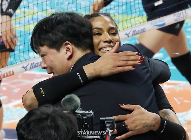 [B하인드★] 실바의 포효 판타지 & 이영택 감독의 눈물 다큐, GS칼텍스 우승의 현장