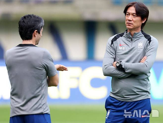 이야기를 나누는 주앙 아로소(왼쪽) 코치와 홍명보 감독. /사진=뉴시스