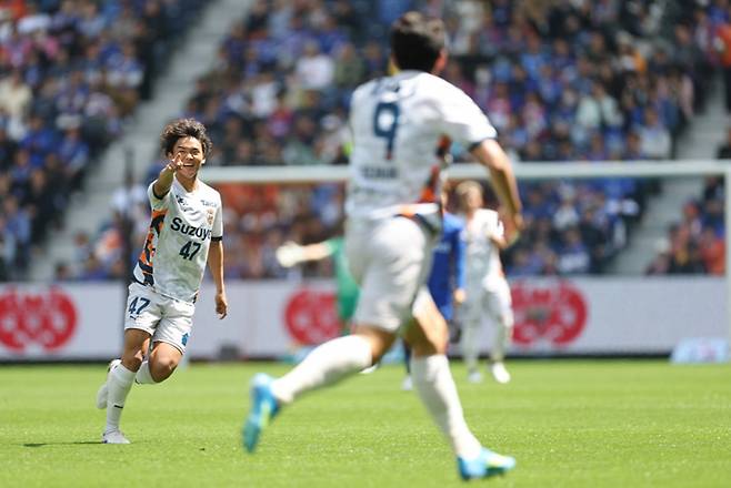 오세훈(9번)이 득점 직후 동료에게 달려가고 있다. /사진=시미즈 S펄스 갈무리