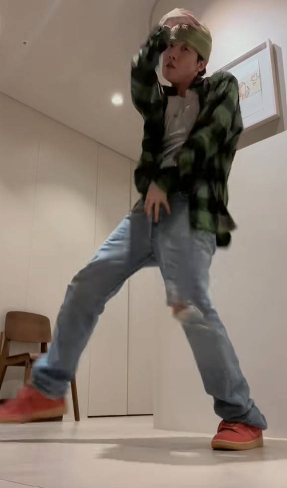 정국 '카리스마' 뷔'허당' 제이홉'세련'...BTS '2.0' 멤버들 잇단 챌린지에 글로벌팬 환호[K-EYES]