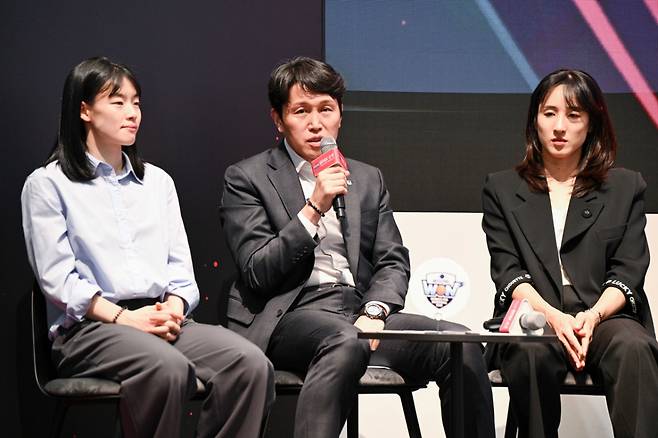 강계리(왼쪽), 김단비(오른쪽)와 위성우 우리은행 감독. /사진=WKBL 제공