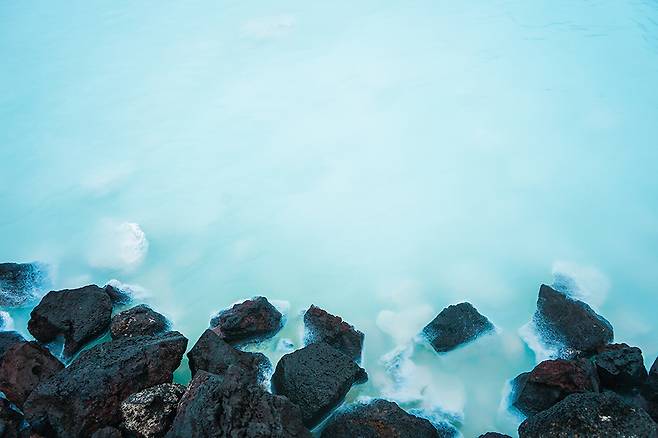 실리카와 미네랄 함유량이 높아 푸른 빛을 띠는 블루라군